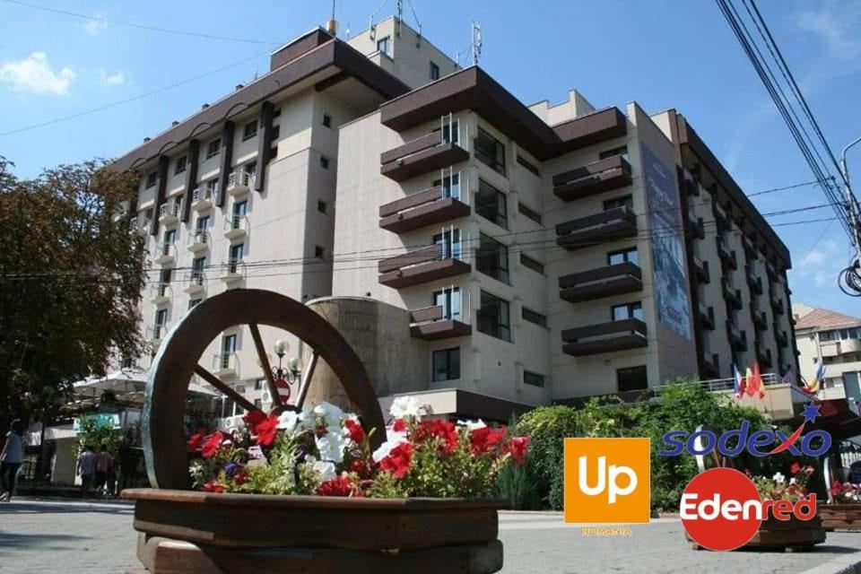 Hotel Rapsodia City Center Botoşani Esterno foto