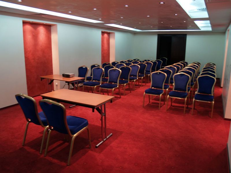 Hotel Rapsodia City Center Botoşani Esterno foto