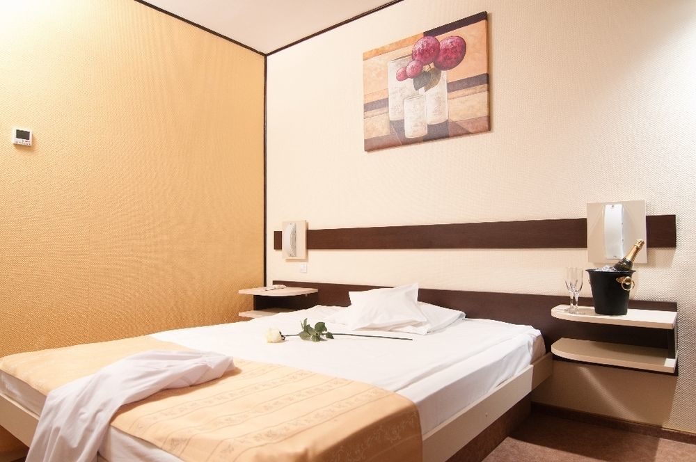 Hotel Rapsodia City Center Botoşani Esterno foto