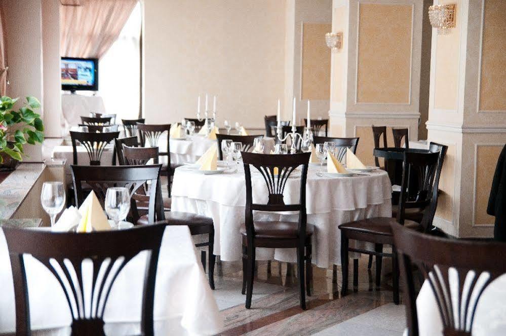 Hotel Rapsodia City Center Botoşani Esterno foto