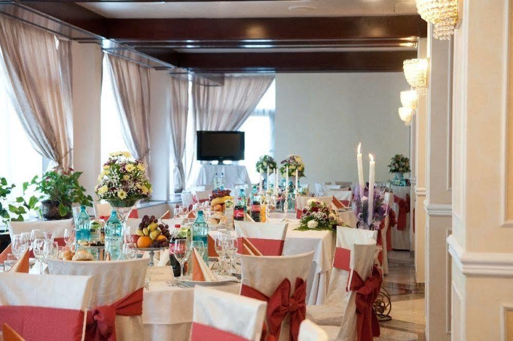 Hotel Rapsodia City Center Botoşani Esterno foto