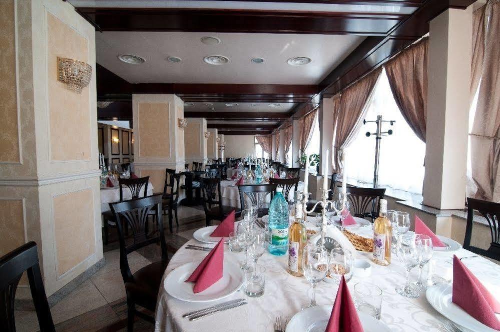 Hotel Rapsodia City Center Botoşani Esterno foto