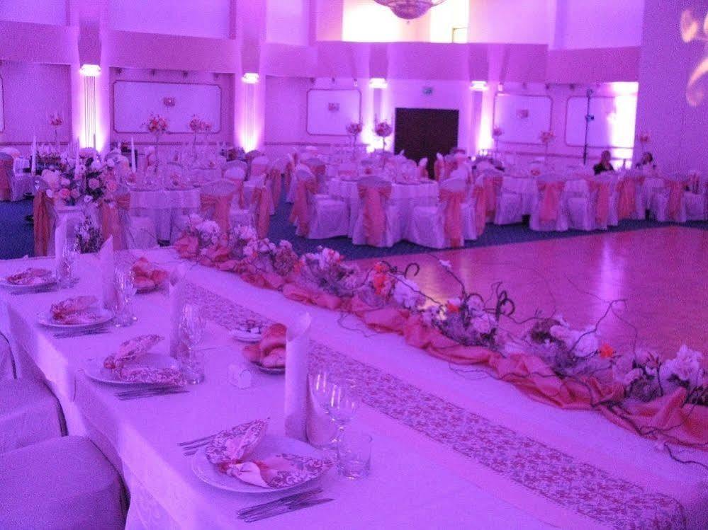 Hotel Rapsodia City Center Botoşani Esterno foto